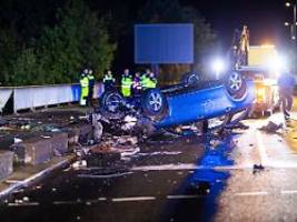 Betonpoller trifft Oberleitung: Betrunkener Autofahrer sorgt für Chaos auf ICE-Strecke