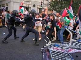 Demonstrantin hält Radprofi fest: Pro-Palästina-Aktivisten besetzen Strecke: Letzte Vuelta-Etappe abgebrochen