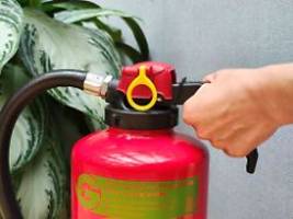 Hilfe im Brandfall: Feuerlöscher für zu Hause: Was bei Kauf und Einsatz zählt
