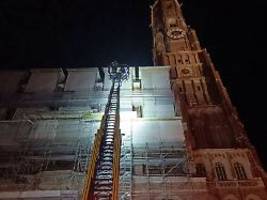 Rettung wird teuer: Mann klettert für Foto betrunken auf Kirchdach