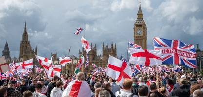 London: Massen-Protest gegen Migration – Polizei meldet zahlreiche Festnahmen und verletzte Beamte