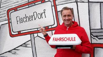 Mike Fischers Fahrschule: Das ist der Fahrlehrer, dem Simon Desue und Shirin David vertrauen