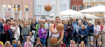 straßenkünstler beleben augsburg: so kam der neue termin von „la strada“ an an
