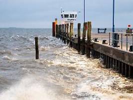 bis 2,5 meter in husum: herbststurm bringt wind, wellen und wirbel in den fährverkehr