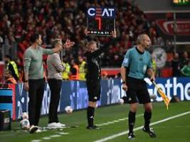 trainer und funktionäre wüten: unergründlicher zeitspiel-aberwitz versetzt fußball in rage