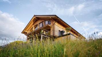 Wald. Weite. Wow: So günstig spielen Sie mit um’s Traumhaus in Bayern