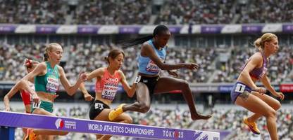 Leichtathletik-WM 2025: Daisy Jepkemei kämpft sich mit einem Schuh ins Ziel