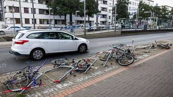 Auto kracht in 14 Fahrradständer und überschlägt sich