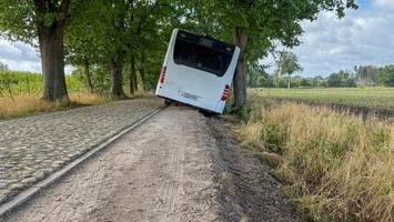 b75-sperrung: busfahrer weicht aus und rutscht in graben