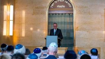 merz kämpft in wiedereröffneter münchner synagoge mit den tränen