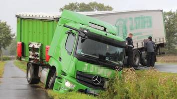 sturmböe bläst lkw-gespann von der fahrbahn: straße lange gesperrt