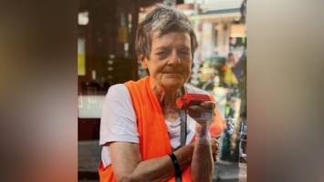 vermisst: wer hat die seniorin mit dem legostein gesehen?