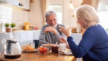 wer früher isst, lebt länger? neue studie überrascht
