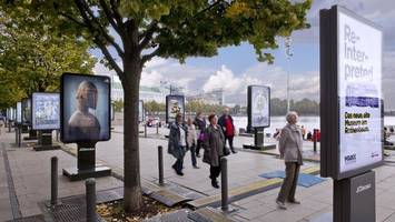 werke von bekanntem fotografen – mitten auf dem jungfernstieg