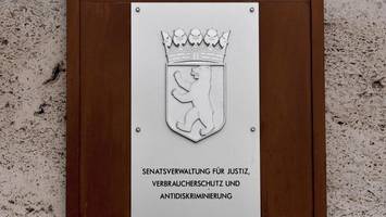 Berliner Gerichtsvollzieher werden mit Schutzwesten ausgerüstet
