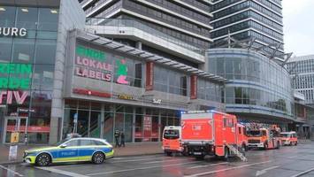 fassadenteile drohen von hochhaus zu stürzen – höhenretter rücken aus