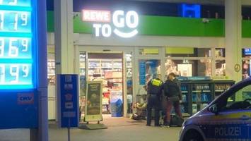 Mit Schusswaffe und Machete? Drei Unbekannte überfallen Tankstelle