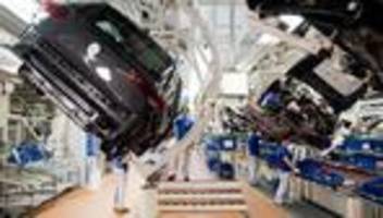 Metall- und Elektroindustrie: Umfrage: Viele Industriebetriebe planen Stellenabbau