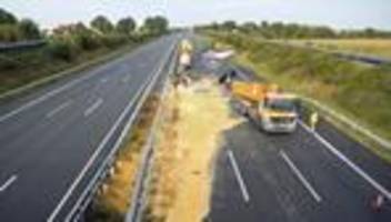 Unfälle: 12 Tonnen Granulat auf A1 - Sperrung und Stau nach Unfall