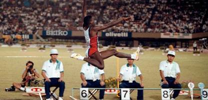 Leichtathletik-WM in Tokio: Als Carl Lewis und Mike Powell das größte Duell der Weitsprunggeschichte austrugen