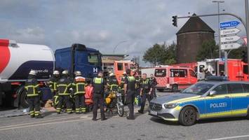 Motorradfahrer wird von Lkw erfasst und eingeklemmt