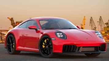 pärchen schrottet geliehenen porsche im wald: 130.000 euro schaden