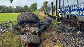 Wasserstoffzug kollidiert mit Gülle-Traktor: Landwirt schwer verletzt