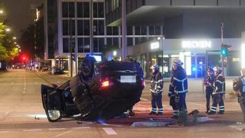 Schwerer Unfall: Ford drängt AMG von der Straße und überschlägt sich