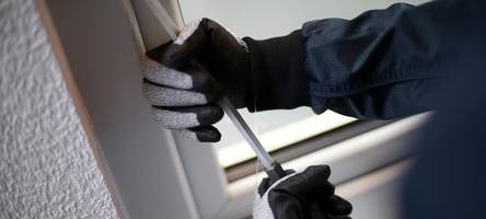 einbrecher dringen in modegeschäft ein und stehlen schaufensterpuppen