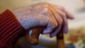 Gesundheit: Tausende Menschen können Pflegekosten nicht voll bezahlen