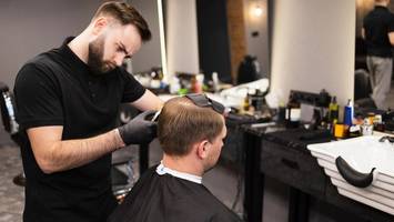 kunde mit haarschnitt unzufrieden – friseur sticht mit schere zu