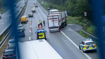 lkw-fahrer übersieht stauende auf der a1 – zwei verletzte