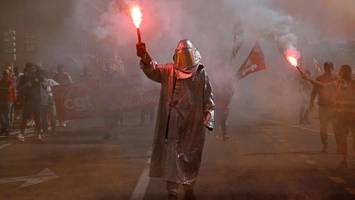 massenproteste in frankreich münden in ausschreitungen