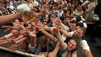 oktoberfest: maß bier schon wieder teurer – so viel kostet der liter