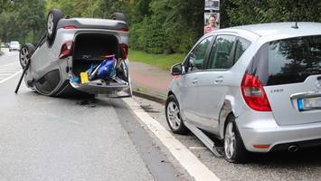 Opel-Fahrer demoliert mehrere parkende Autos – und muss in Klinik