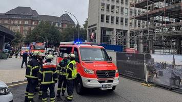Gasleitung aufgerissen: Feuerwehr sichert Baugrube in der City