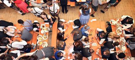 wie kommt man jetzt noch an einen wiesn-tisch?