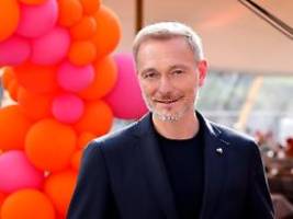 Erste Rede nach Auszeit: Christian Lindner freut sich, mal wieder unter Leuten zu sein
