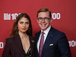 Und alle jubeln: Philipp Amthor geht mit seiner Freundin aus