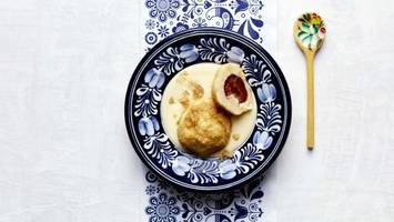 Zwetschgenknödel aus Quarkteig mit Bröselbutter