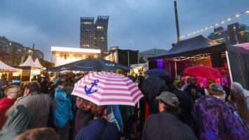Reeperbahn Festival 2025: Regen? Egal! Drinnen gibt’s Kettensägen!