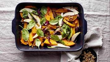 Warmer Ofenkürbissalat mit Spinat und Birnenspalten