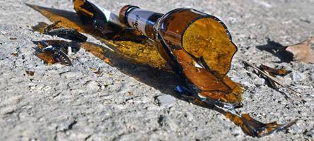 Unbekannter wirft Glasflasche und verletzt 39-Jährigen