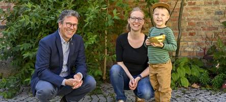 Nach Blitzeinschlag: Kugelhälfte des Kirchturmkreuzes ist wieder da
