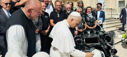 Was hat der Schlossherr von Hofhegnenberg mit dem Motorrad des Papstes zu tun?