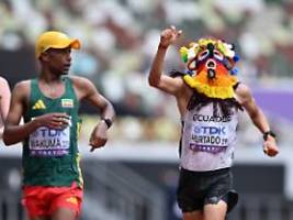 Deutscher Linke auf Rang zehn: Geher aus Ecuador kommt bei WM mit kurioser Maske ins Ziel