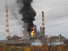 Explosionen und Großbrand: Ukraine greift Ölraffinerie in Russland an