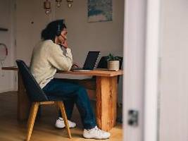 Frage aus dem Arbeitsrecht: Muss man im Meeting die Kamera einschalten?