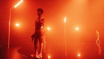 die staffelläufer reichen sich schusswaffen: „runnin’“