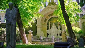 wer bestimmt über trauerfeier und grab?